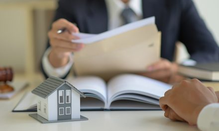 Jak bezpiecznie i zgodnie z prawem kupić dom lub mieszkanie