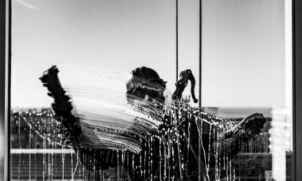 Mycie okien na wysokości – profesjonalne podejście do czystości